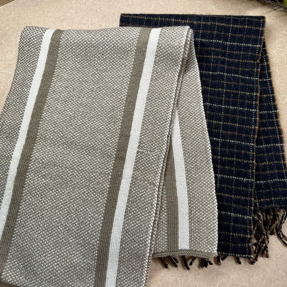 CHAPS & SAKKAS, NWT, WINTER SCARVES. - Picture 9 of 9